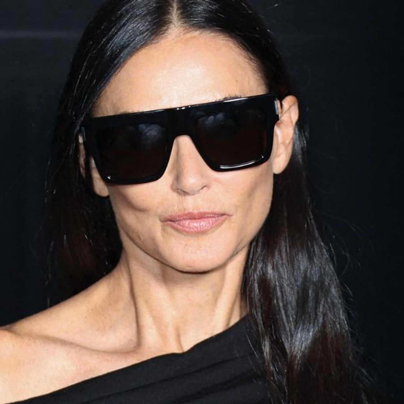 Demi Moore dévoile un sein au défilé Saint Laurent, sa robe transparente  lui fait faux bond