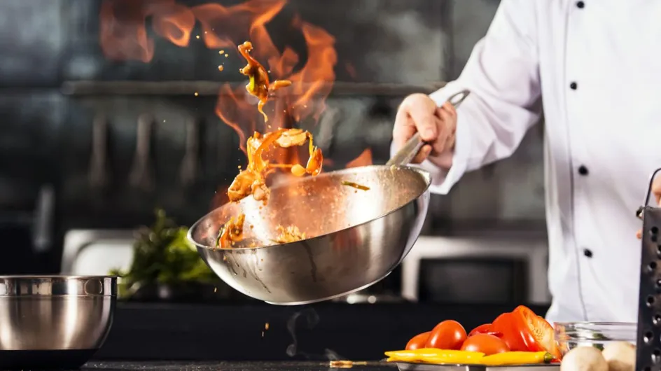 Savez-vous à quoi servent vraiment les torchons accrochés aux tabliers des chefs et cuisiniers ?