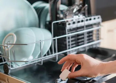 Comment installer un lave-vaisselle encastrable soi-même (TOUTES MARQUES) ?