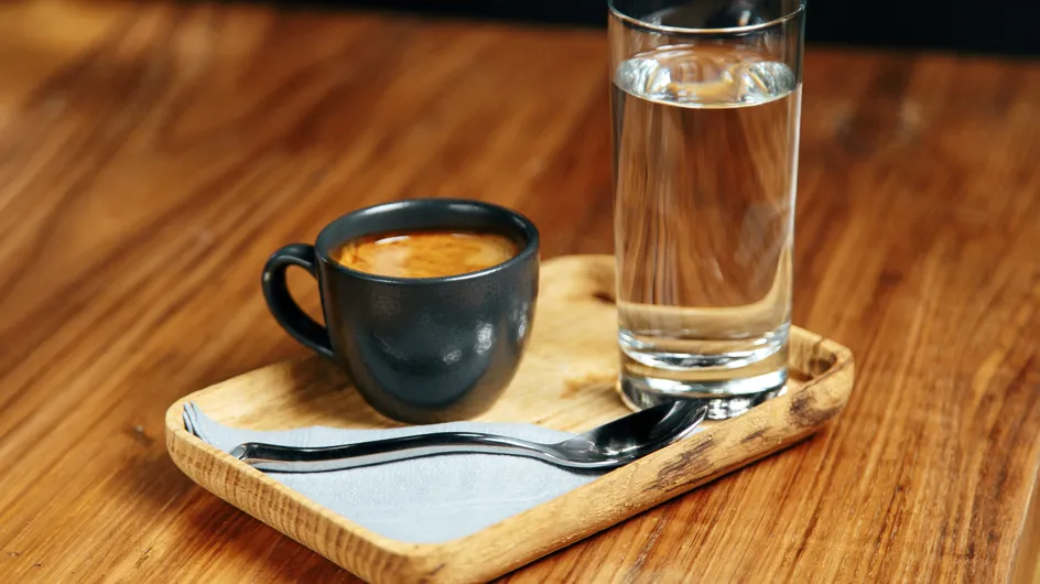 Pourquoi vous devriez toujours boire un verre d’eau avant votre café