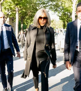 Brigitte Macron en robe en dentelle noire aux découpes sur les