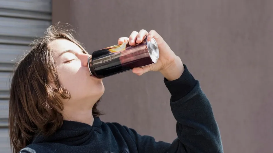 Riesgos del consumo de bebidas energéticas en menores y la importancia de su prohibición
