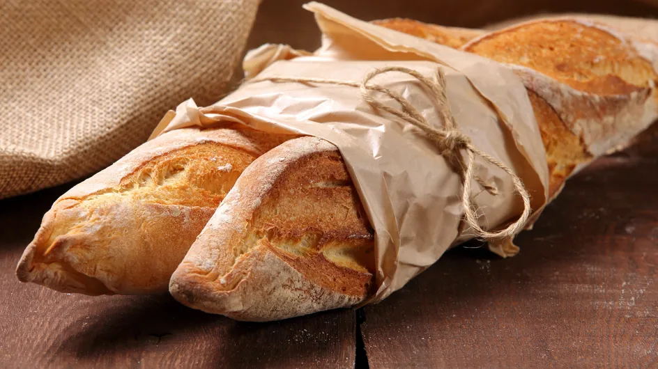 Pourquoi poser du pain à l’envers porte-t-il malheur ? On a la réponse !