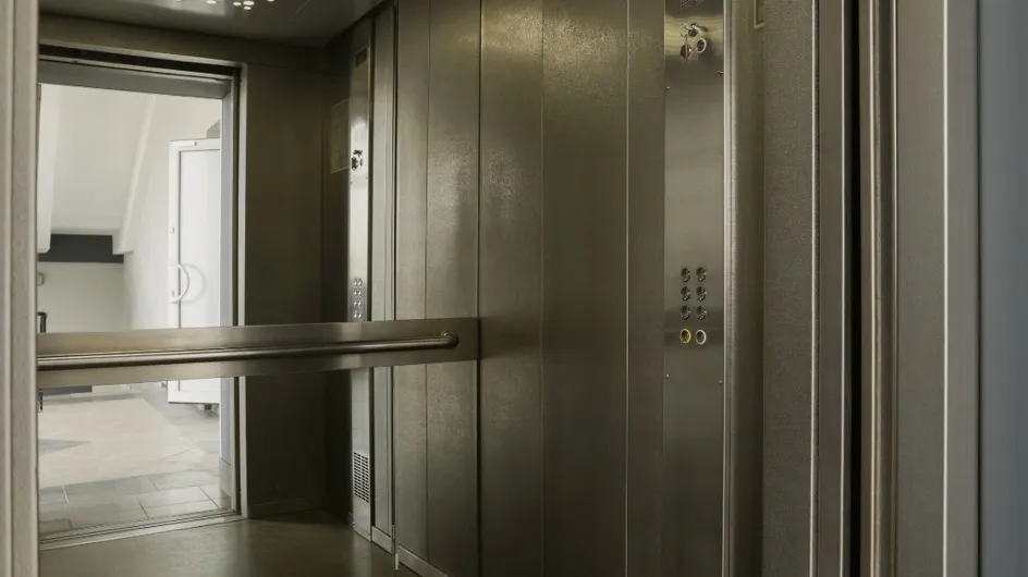 On sait enfin à quoi servent vraiment les miroirs dans les ascenseurs