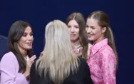 Así fue el encuentro entre la reina Letizia, sus hijas y Meryl Streep en los Premios Princesa de Asturias