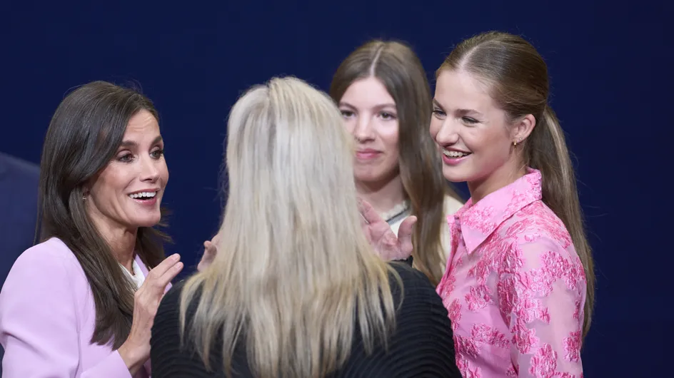 Así fue el encuentro entre la reina Letizia, sus hijas y Meryl Streep en los Premios Princesa de Asturias