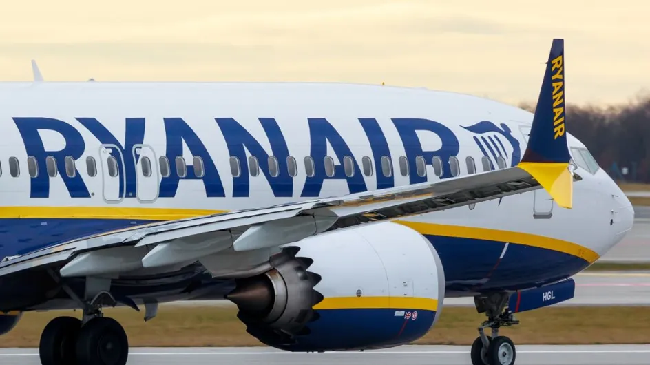Un avion Ryanair atterrit en urgence après avoir décollé avec une porte ouverte, les hôtesses et stewards "en pleurs"