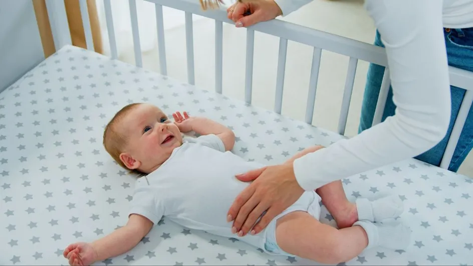 Cette technique pour éviter que bébé pleure au passage des bras au lit est un miracle pour les parents