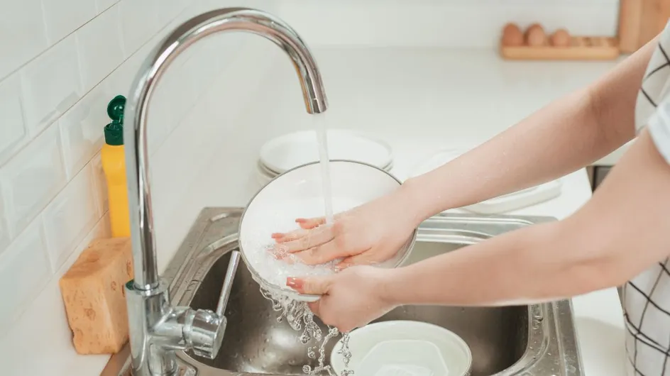 Vaisselle : faut-il vraiment la laver uniquement à l&#039;eau chaude ?