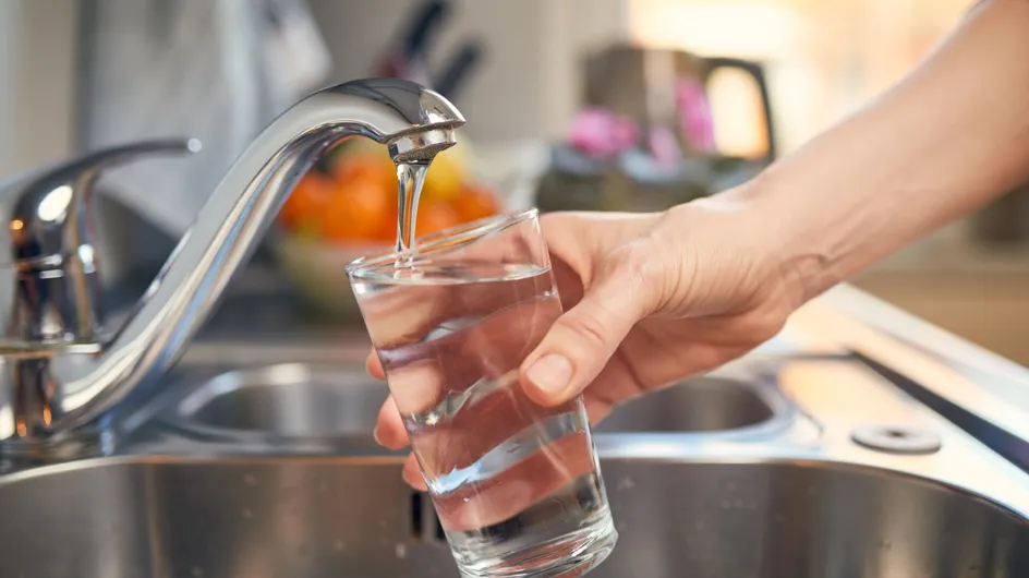 Perturbateurs endocriniens : peut-on encore boire l’eau du robinet sans risque ?