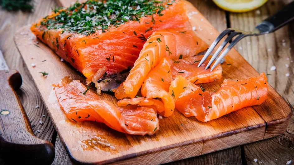 Si vous aimez le saumon, vous devez absolument servir ce saumon gravlax maison pour les fêtes !