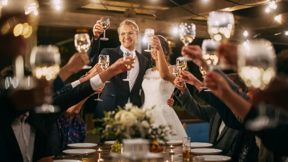 Ils demandent à leurs invités une somme astronomique pour assister à leur mariage et ça ne comprend même pas les boisson