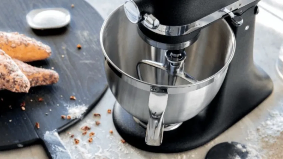 Black Friday 2023 : profitez de 150€ de réduction sur le célèbre robot pâtissier KitchenAid Artisan !