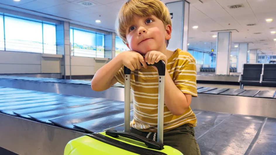 Cette vidéo invraisemblable d'un enfant embarqué sur le tapis des bagages d'un aéroport, retrouvé in extremis