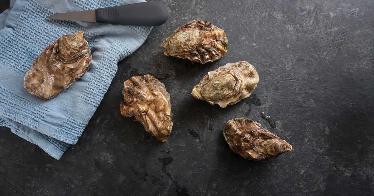 Ouvrir des huîtres facilement : ces ostréiculteurs livrent leurs astuces pour ne pas se blesser