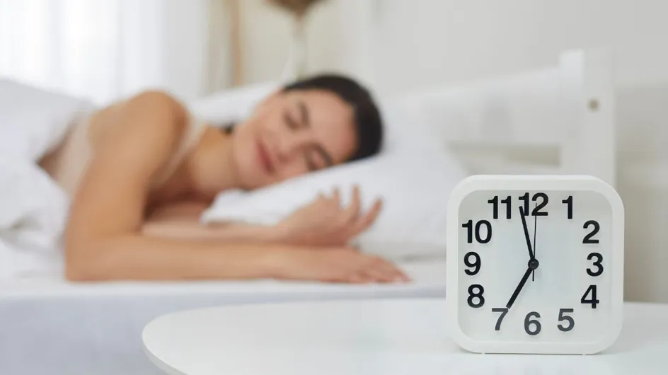 Combien d'heures exactes doit-on réellement dormir pour être reposé ? La réponse selon votre âge !