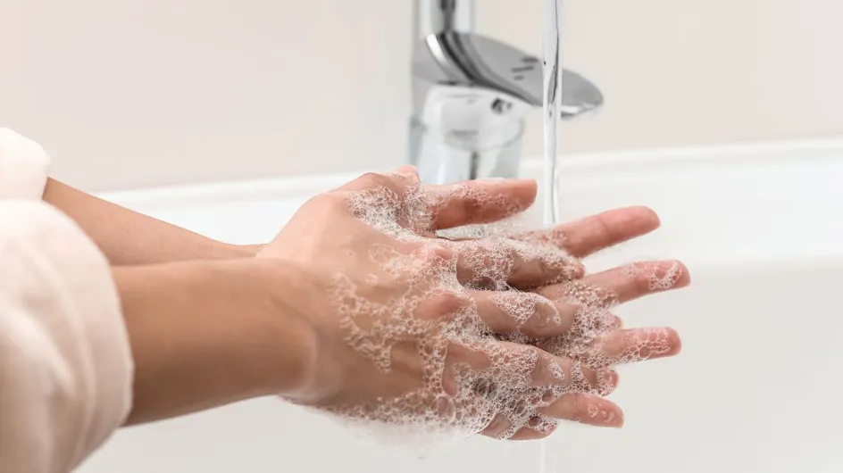 "Plus de 10 fois par jour" : est-ce dangereux de trop se laver les mains ?