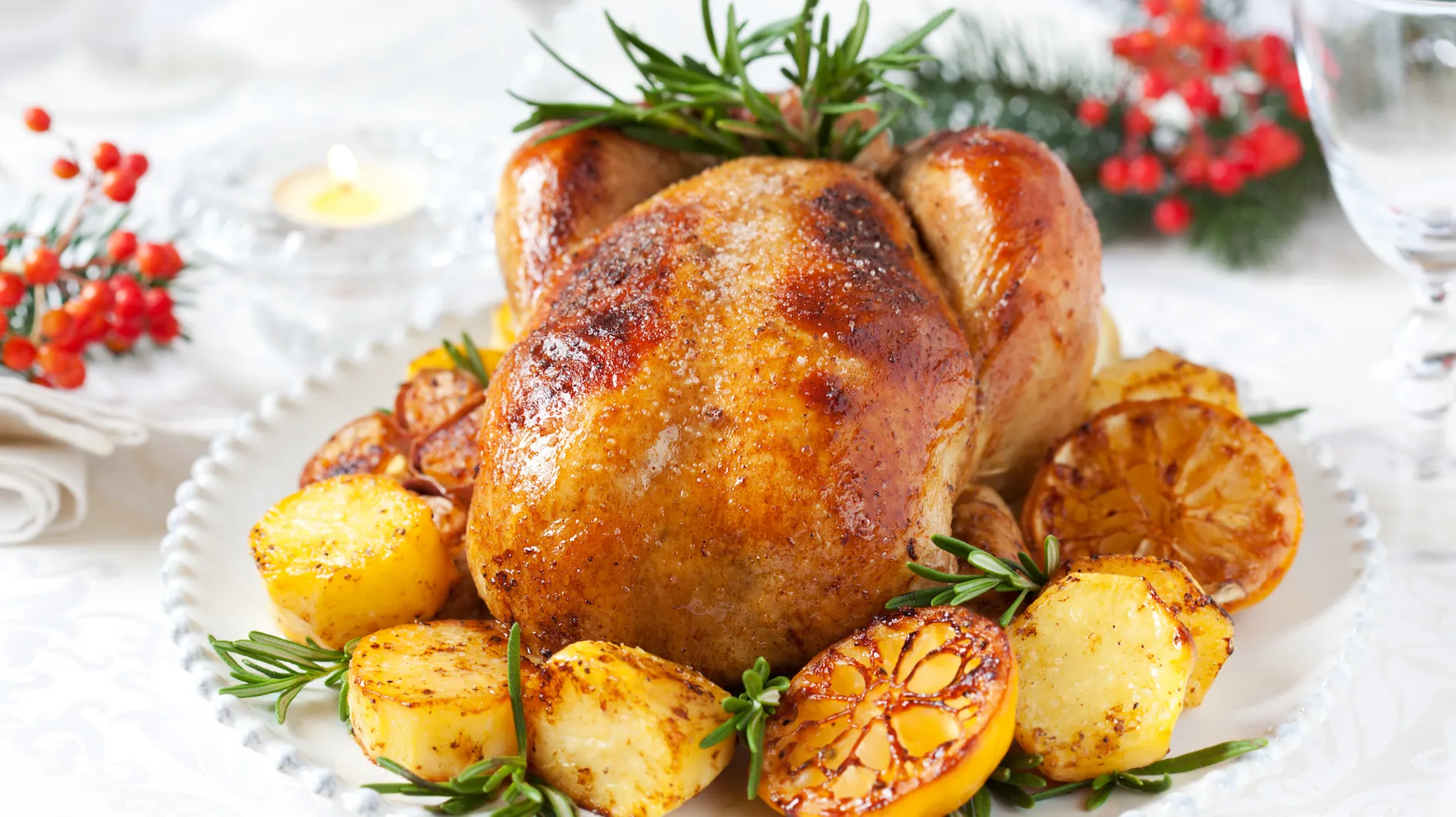 Копченая курица с картошкой в духовке. Красивые горячие блюда. Красивые блюда из курицы. Красивые блюда из птицы. Курица гриль на праздничном столе.