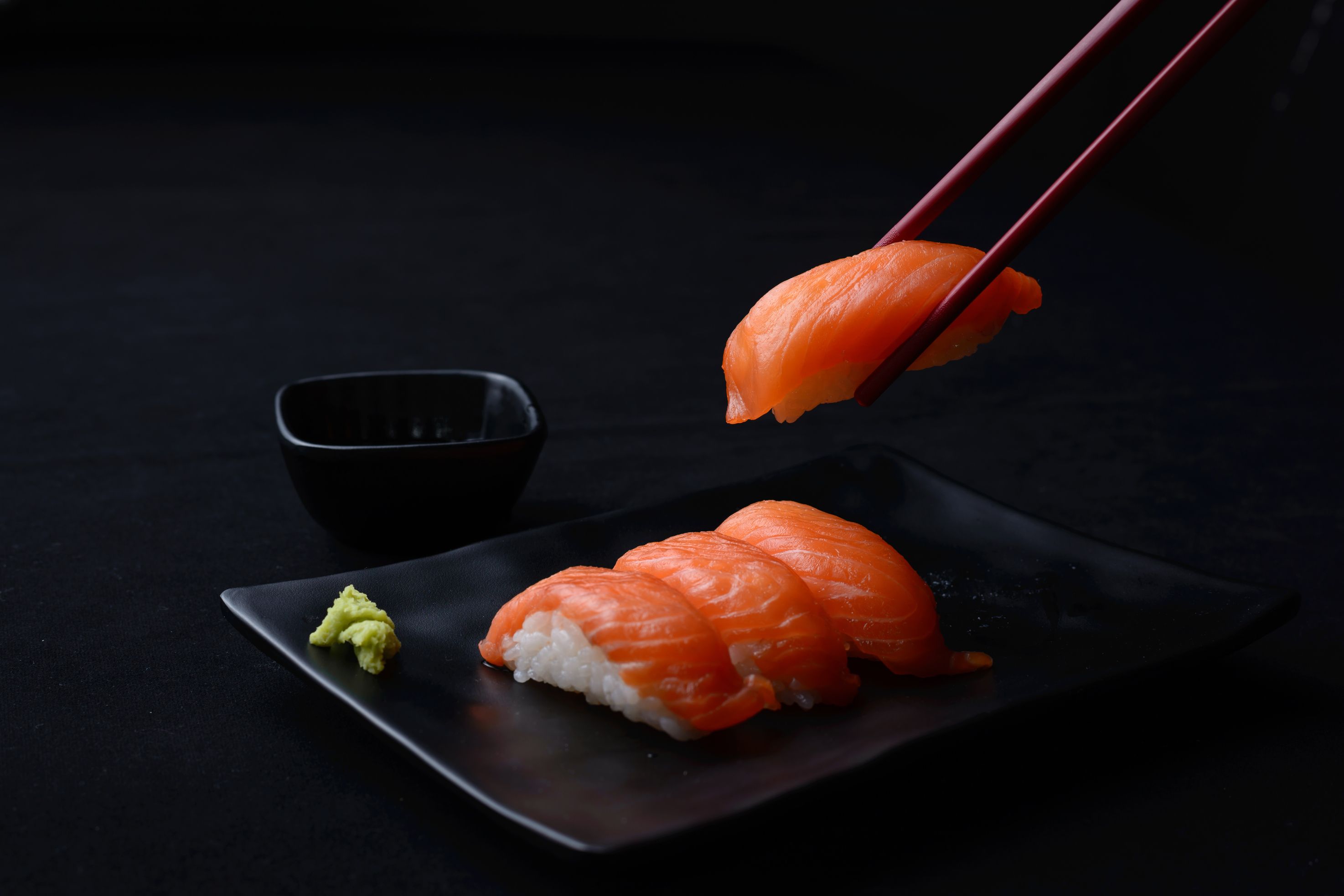 Manger des sushis avec des baguettes : L'erreur que l'on commet tous ! 