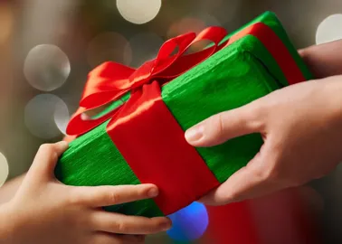 Faut-il faire deux cadeaux séparés à un enfant dont l'anniversaire est  proche de Noël ?