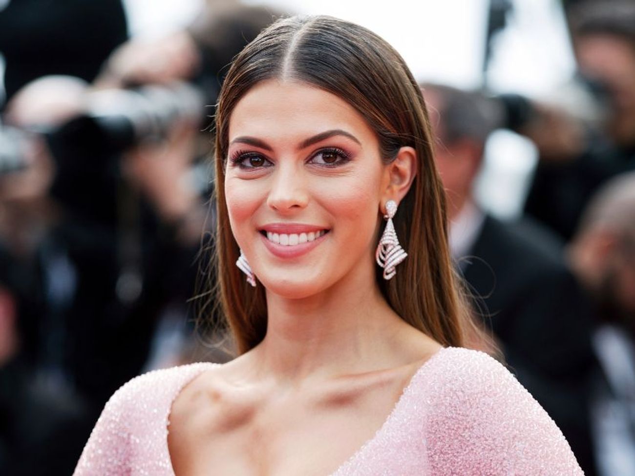 Tenue de fête : Iris Mittenaere sublime dans une robe à paillettes avec un  superbe décolleté