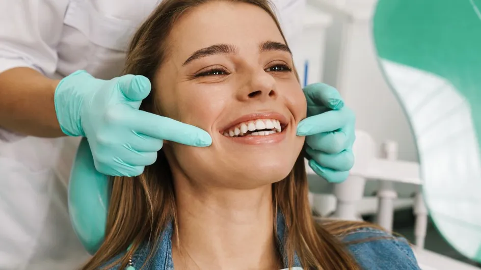 Je suis dentiste et voici les erreurs courantes à éviter pour avoir de belles dents