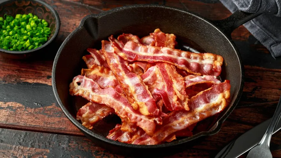 Voici le geste à faire pour dégraisser le bacon et le rendre croustillant à tous les coups
