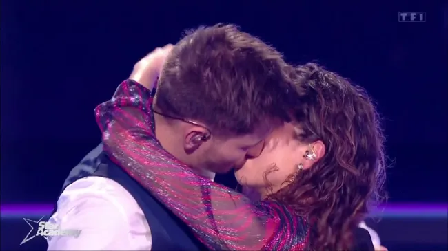 Julien échange un tendre baiser avec son amoureuse dans la Star Academy