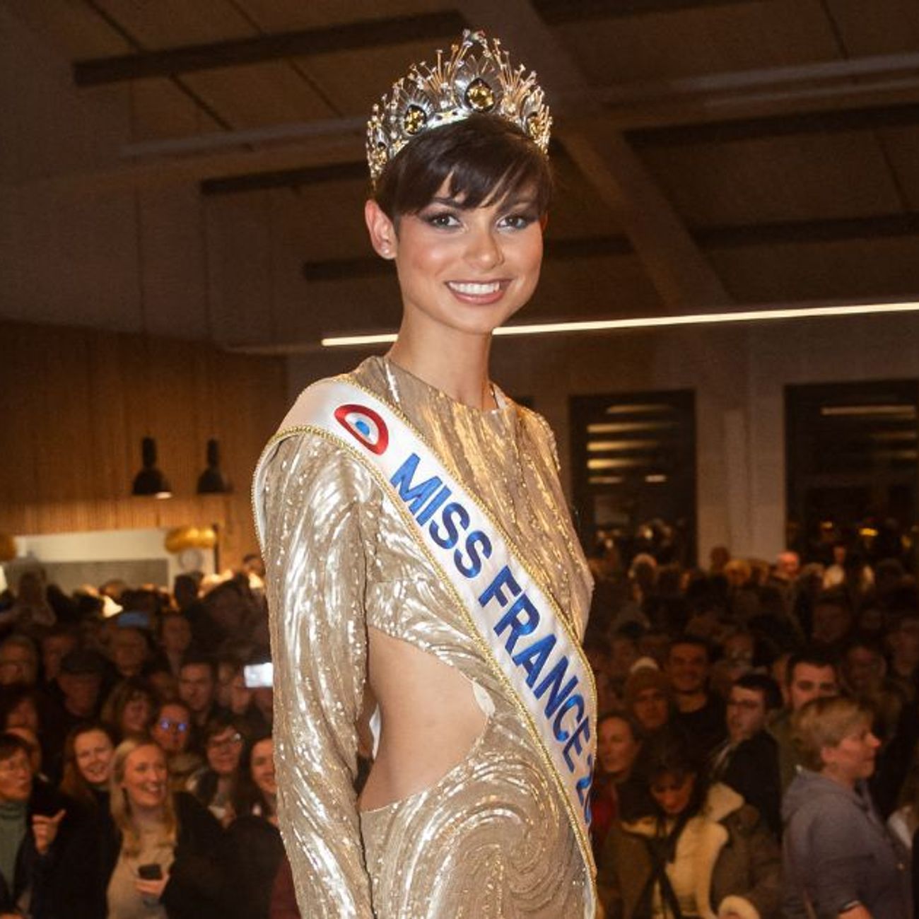 Miss France 2024 : Eve Gilles fabuleuse ose le décolleté plongeant pour la  nouvelle année