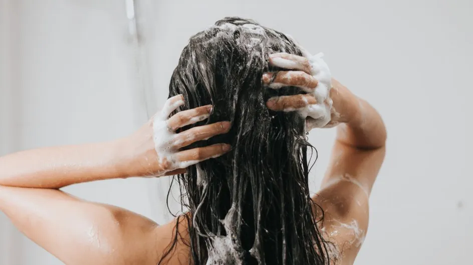 Shampooing : cette erreur très courante quand on l’utilise nous empêche de bien laver nos cheveux, selon un coiffeur