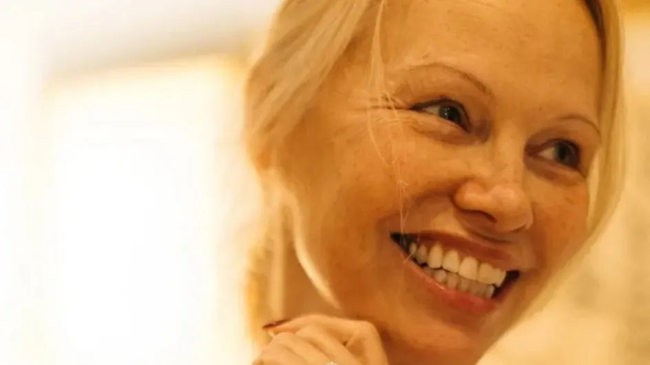 Pamela Anderson sin maquillaje: Su impactante campaña para Proenza Schouler desafía estándares de belleza