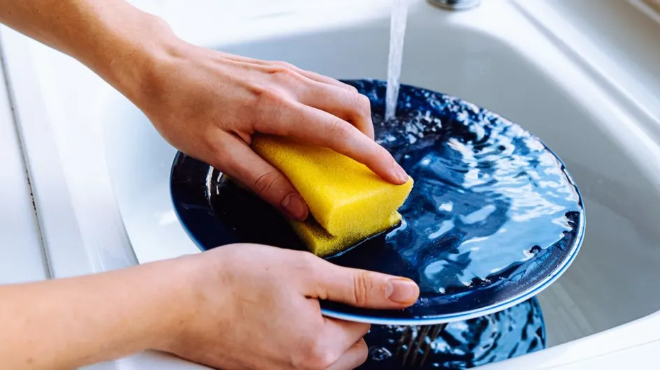 Cette astuce vous permettra de nettoyer votre éponge en moins de 2 minutes