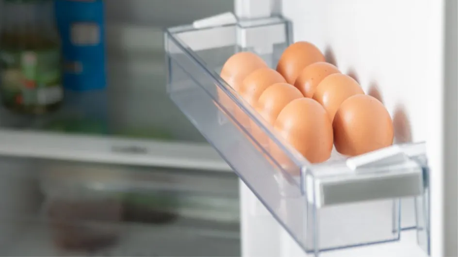 Non, le range œuf de votre frigo ne sert pas à stocker vos œufs frais et voici son utilité réelle