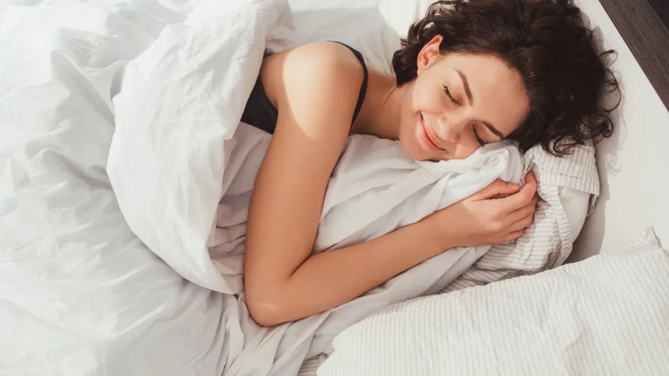 Rides du sommeil : ce que les traces d’oreiller sur votre visage disent de votre peau, selon une dermatologue