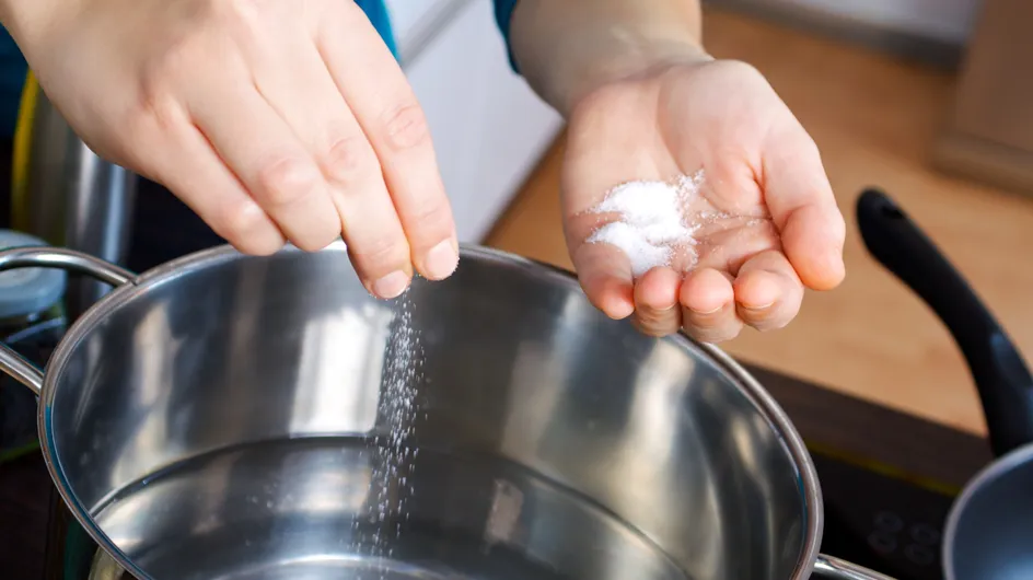 Avant ou après ébullition, voici le meilleur moment pour ajouter la pincée de sel dans votre casserole d&#039;eau