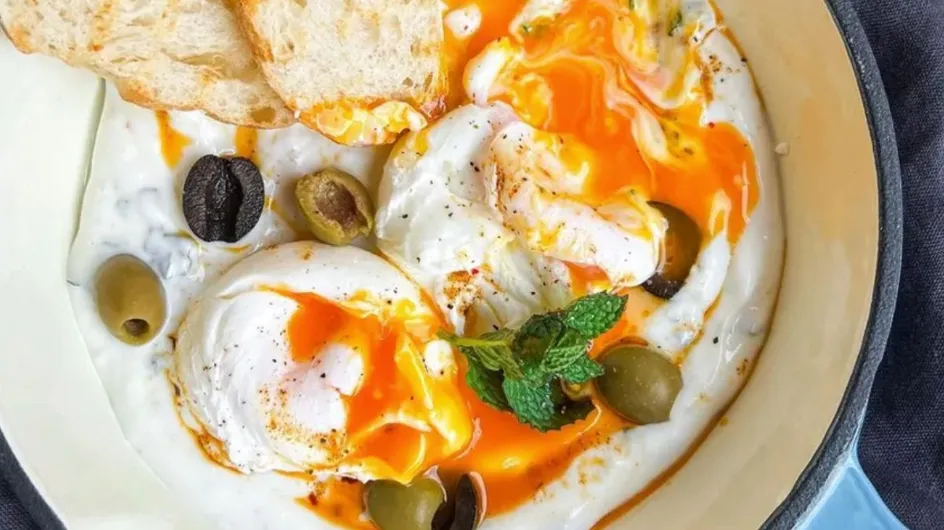 ¿Cansada de preparar los mismos huevos siempre? Prueba esta receta de huevos turcos para el desayuno