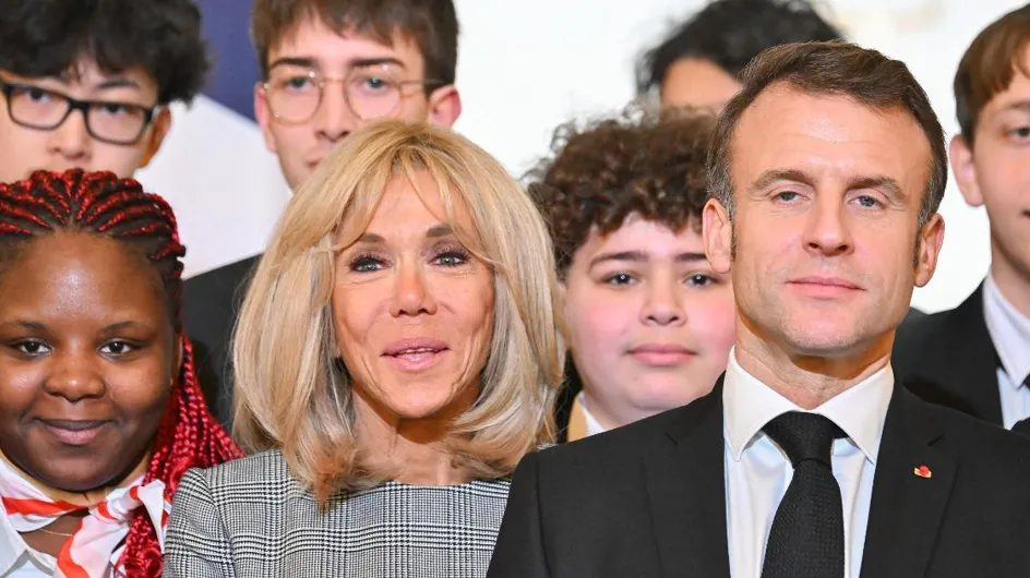 Brigitte Macron lumineuse dans un ensemble pastel effet bonne mine (on aime le petit détail rock)