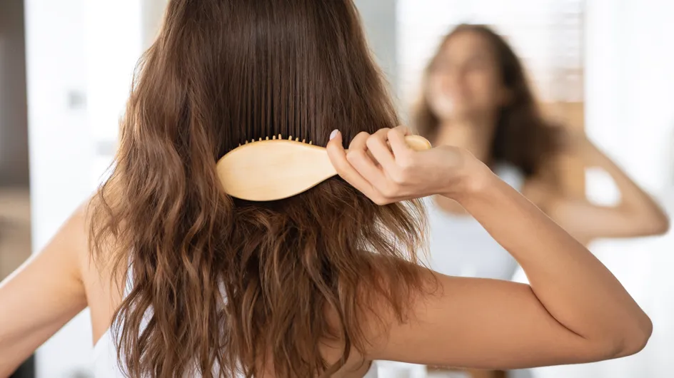 Cheveux mousseux : les astuces d’un coiffeur pour éviter d’avoir les cheveux qui gonflent et des frisottis