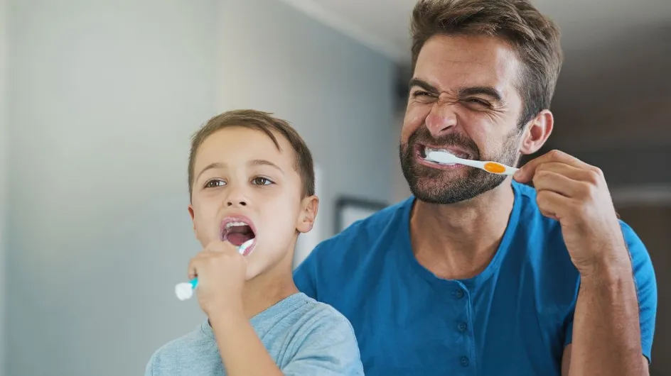 Brossage de dents : cette erreur courante des parents présente un risque pour les enfants, selon un dentiste