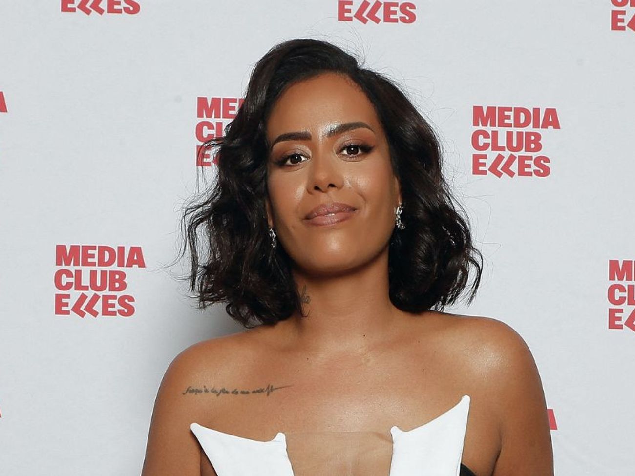 Amel Bent : la chanteuse fait sensation en combinaison au décolleté XXL