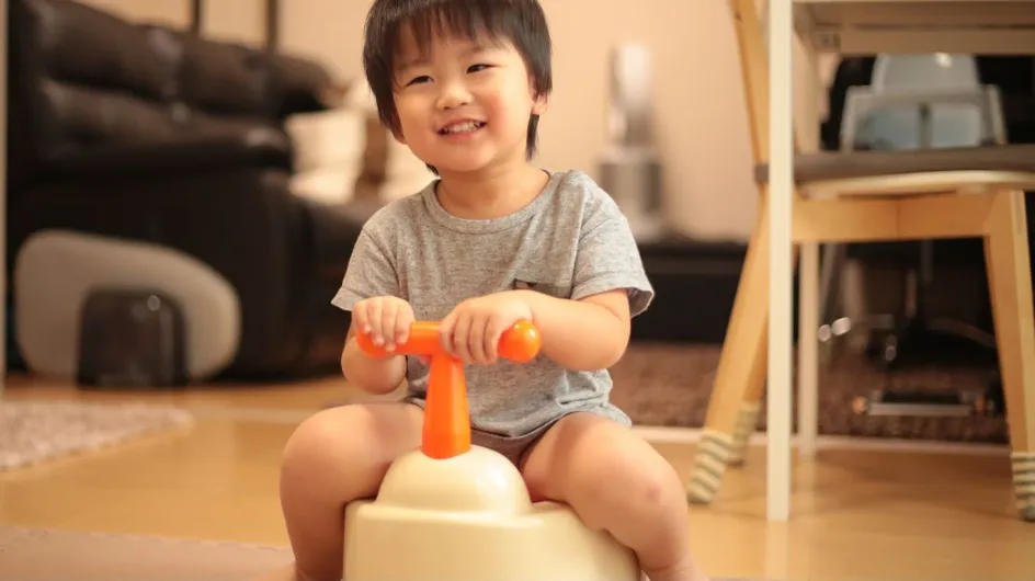 Apprentissage de la propreté : Ces 6 erreurs fréquentes quand on met bébé sur le pot