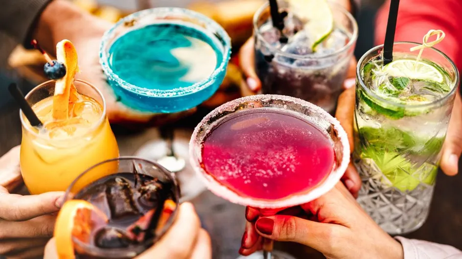 Cocktails : ces 6 nouveautés que vous allez retrouver dans vos boissons en 2024, selon des experts barmen