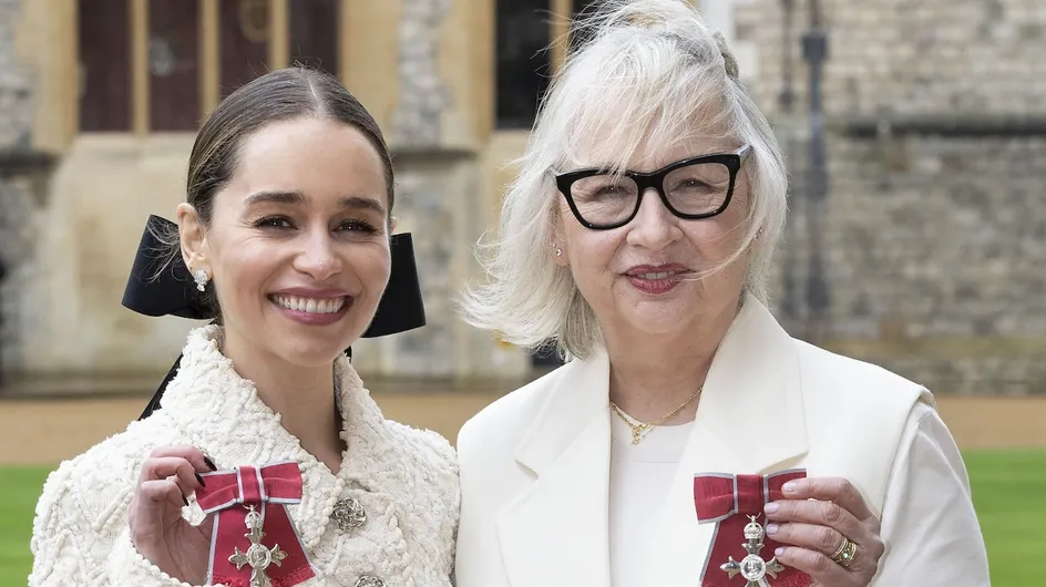 El príncipe Guillermo condecora a Emilia Clarke y su madre por su lucha contra el daño cerebral