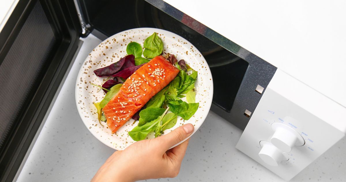 Cette astuce naturelle enlève les odeurs de poisson dans votre microondes en moins de 5 minutes