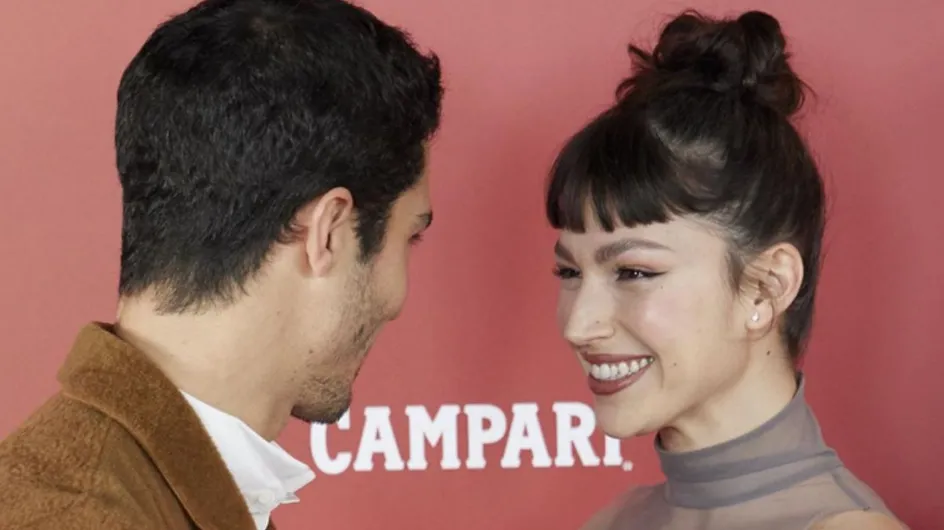 Úrsula Corberó recibe premio a mejor actriz de televisión con un look lencero y en la compañía de su pareja, Chino Darín