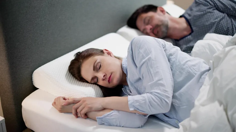 5 posturas para dormir y evitar las arrugas del sueño