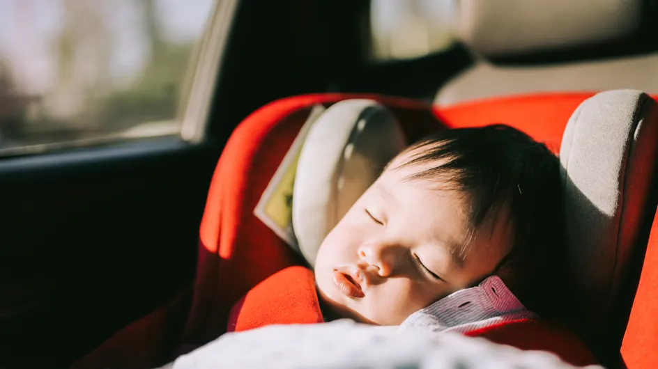 Asphyxie positionnelle : voici pourquoi vous devriez faire attention si bébé s'endort dans son siège auto ou son transat