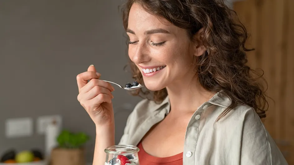 Ballonnements : ce superaliment à ajouter dans un yaourt est idéal pour améliorer la digestion, selon une nutritionniste