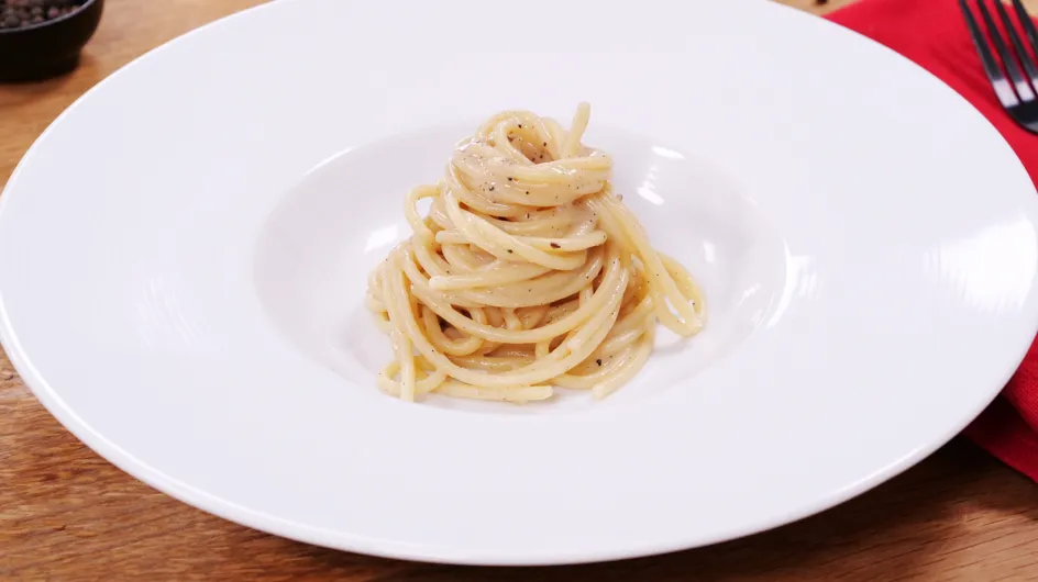 Ces 4 ingrédients vous suffisent pour réaliser des spaghetti cacio e pepe traditionnel comme en Italie !