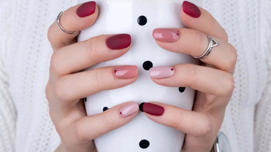 10 diseños de uñas con puntos, la última tendencia en manicuras